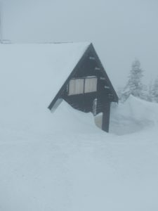 雪に埋もれた駒ノ小屋
