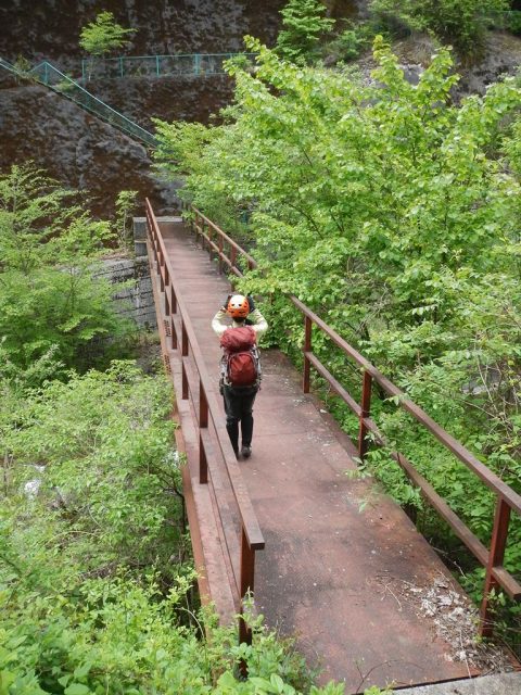 尾名手川出合の橋を渡る