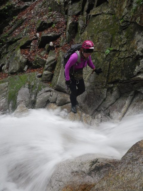 流れを跨いで越える3m滝