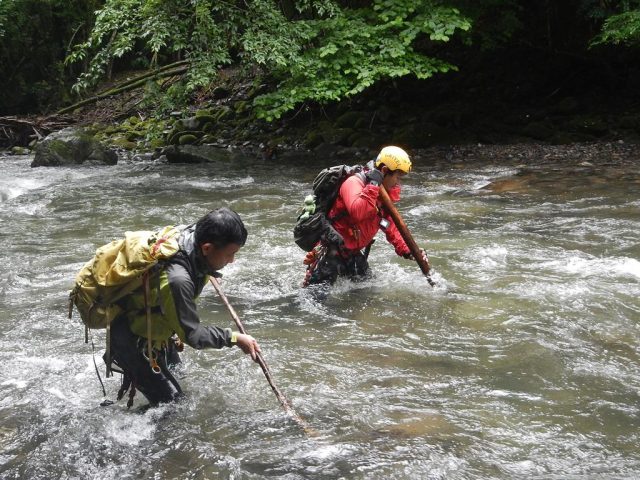 杖を支えに徒渉