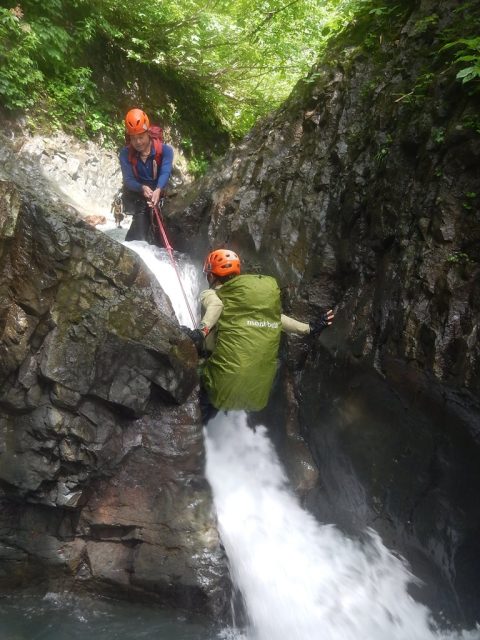 プチシャワーで越えるゴルジュ内2m滝