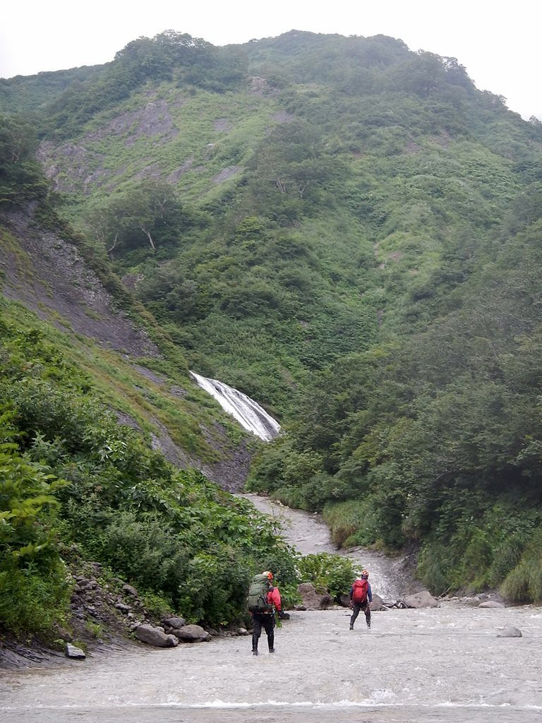 二俣手前のナメから、左俣の30m滝を遠望