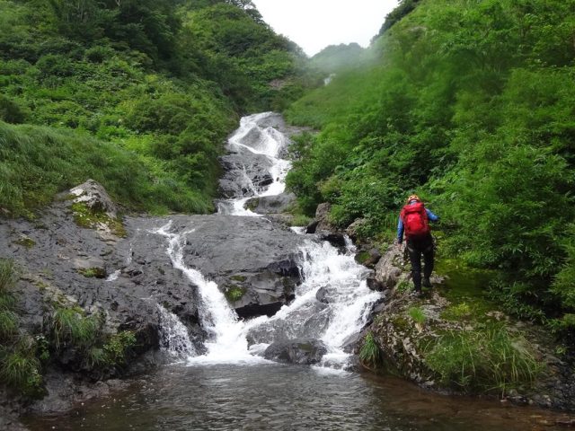 少しヌメるが快適に越えられる3段ナメ滝