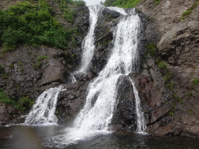 2条10mの滝は右壁を直登