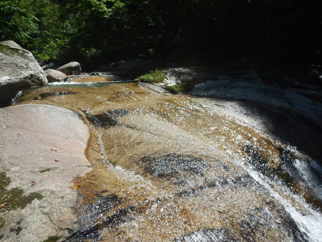 スラブの上を走る水の流れ
