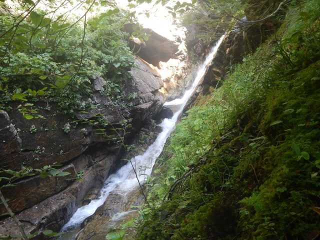 深沢手前のゴルジュ出口に懸かる滝