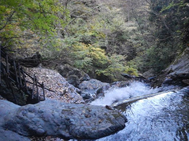 4m滝を巻いて振り返る