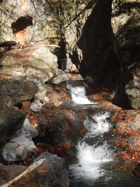 二段の小滝と不思議な穴