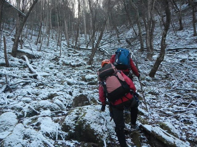 雪の斜面を黙々と詰める