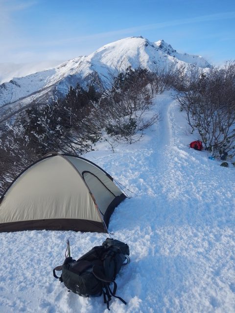 天神尾根から谷川岳頂上を望む