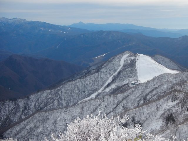 上州武尊の向こうに皇海山