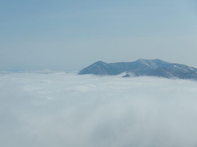 飯縄山方面は雲海が広がる