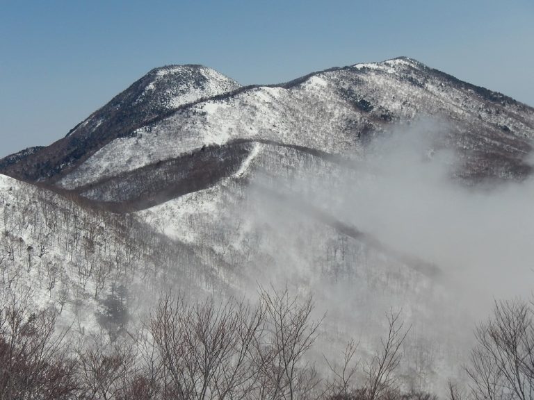 周囲が開け、黒姫山が見える