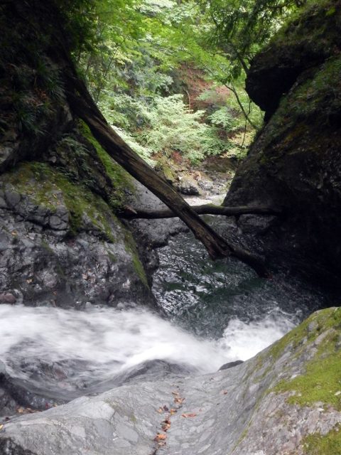 雪割滝上段の斜瀑