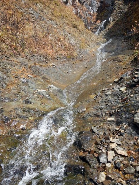 だんだんと傾斜も増し、荒涼とした風景に