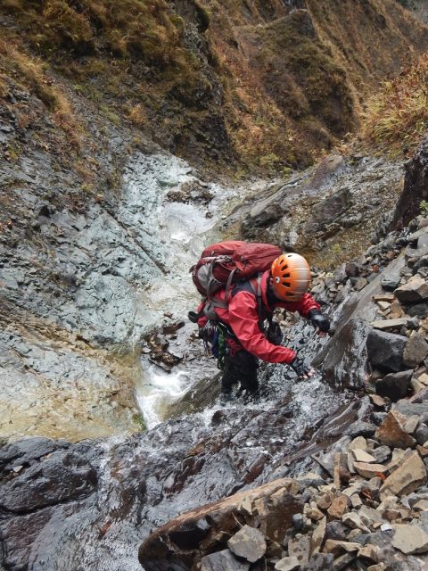上流部の滝を登る