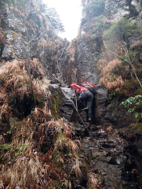 下山路にはくさり場が2か所ある
