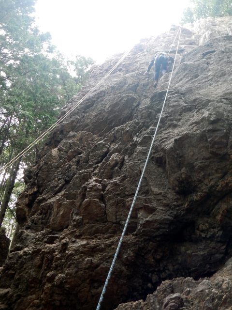 トップロープで岩場を登攀