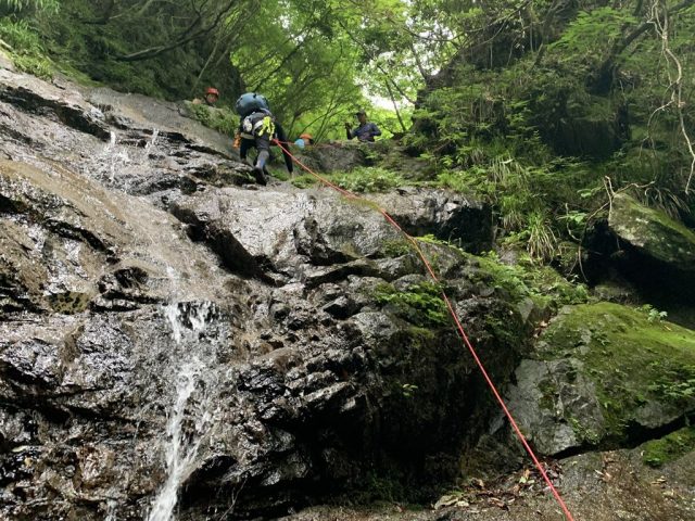 順番待ちの後、2段の滝を登る体験者
