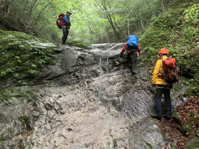 上部もナメ、ナメ滝が続く