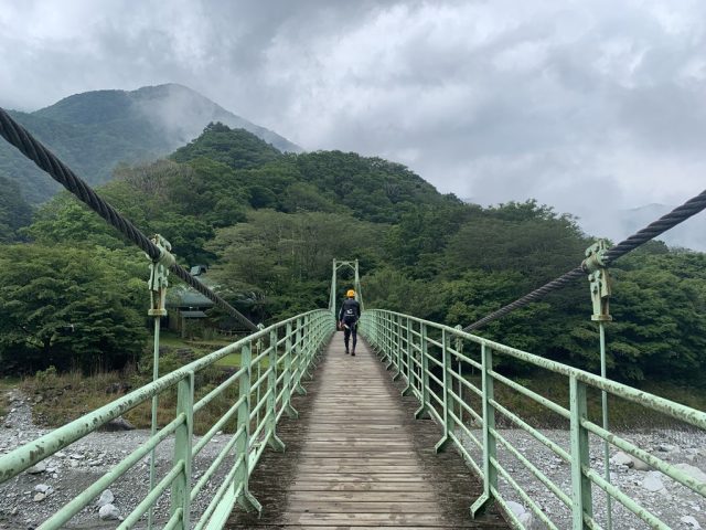 中川川の吊り橋を渡れば、すぐに西丹沢自然教室だ