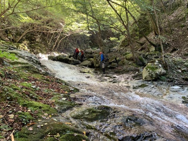 岩盤の発達した渓相