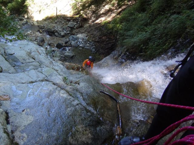 10m滝を水流を浴びながら登る