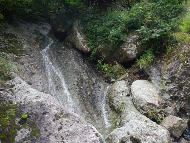 7m2条のスラブ滝