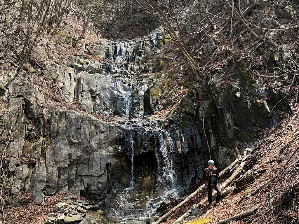 妙義・裏谷急沢の柱状節理の滝
