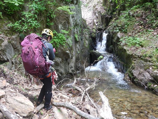 狭隘部に懸かる岩の詰まった小滝