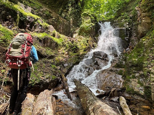左の岩溝に残置ロープのある滝