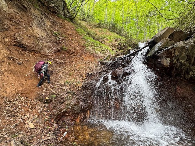 右岸のザレた斜面から越える滝