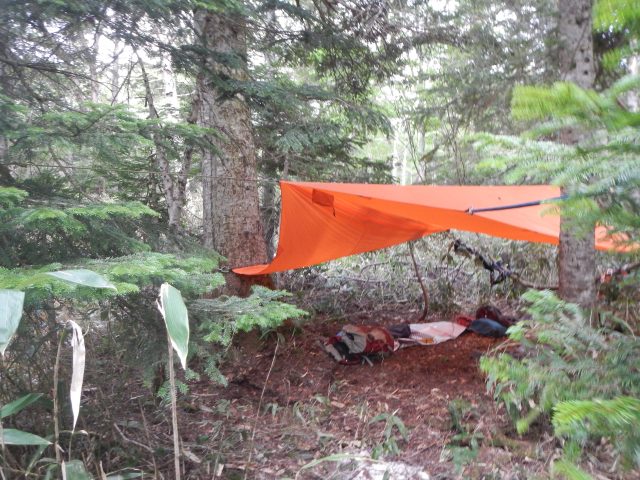 雪の残る台地にタープを張る