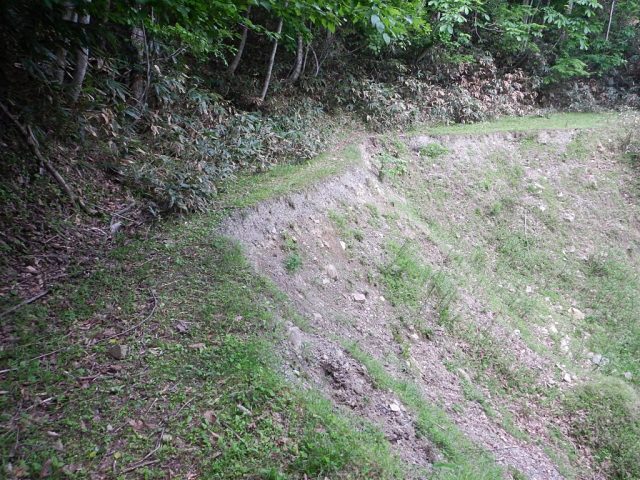 洗堀で抉れた林道