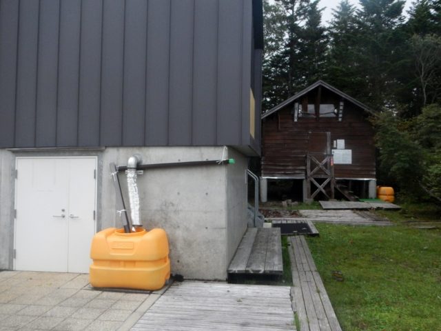 田代山避難小屋(弘法大師堂)とトイレ棟