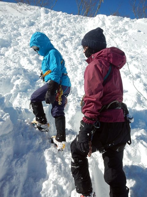 アイゼンを装着して斜面を登降