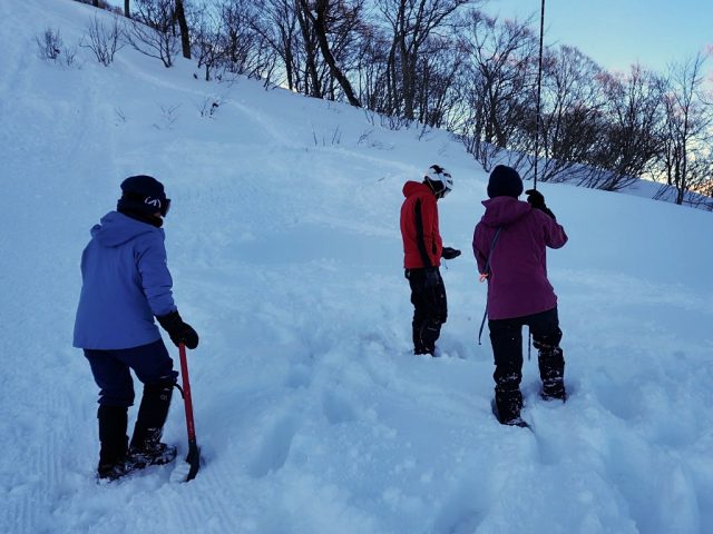 ビーコンで埋没者を探索