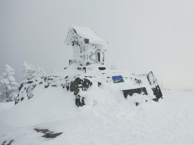 根子岳山頂の祠