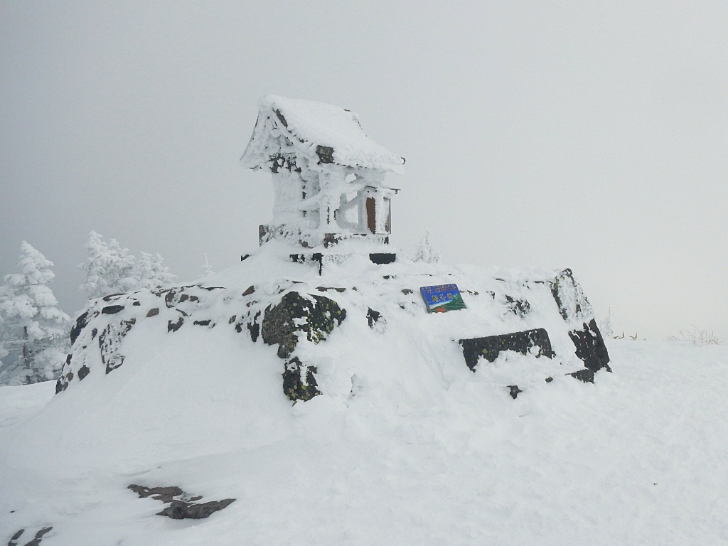 根子岳山頂の祠