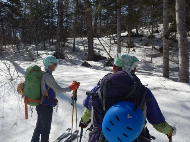駐車場脇から出発