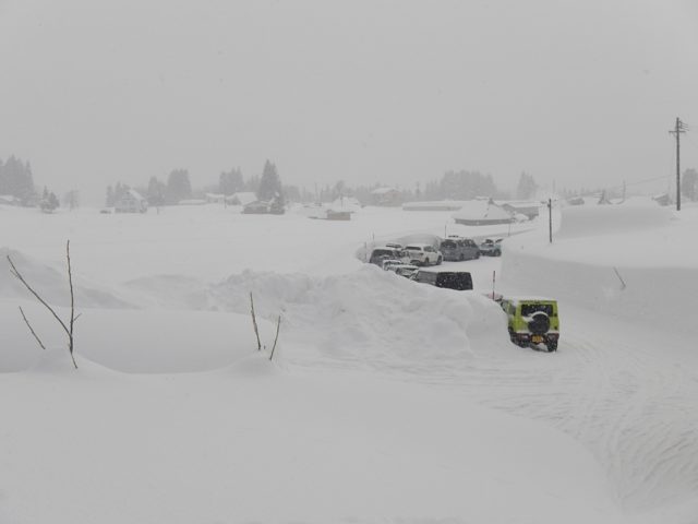 温井集落と整然と停められた車の列